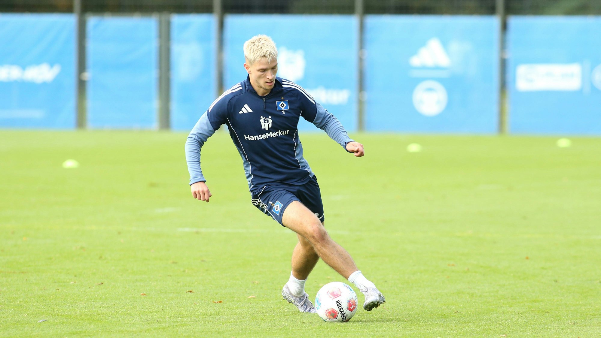 Verteidiger Noah Katterbach mit Ball in Aktion.