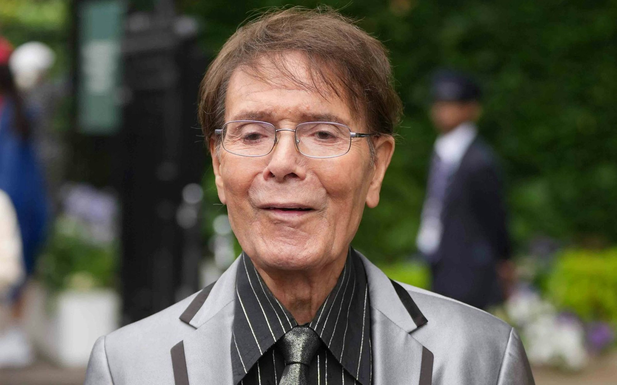 Auch mit fast 85 immer noch Stammgast: Cliff Richard ließ sich auch 2025 das Tennisturnier in Wimbledon nicht entgehen. (Bild: IMAGO / News Licensing)