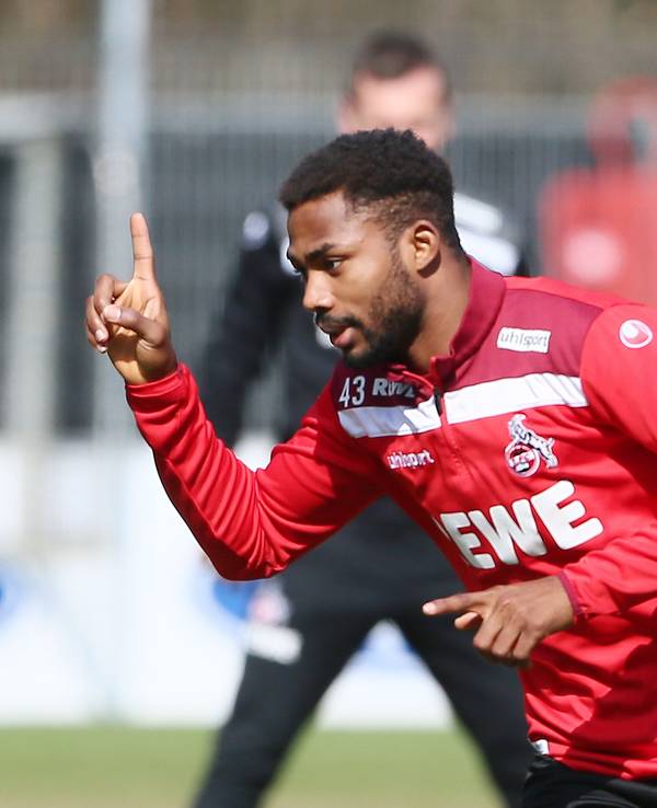 Emmanuel Dennis jubelt im Training.