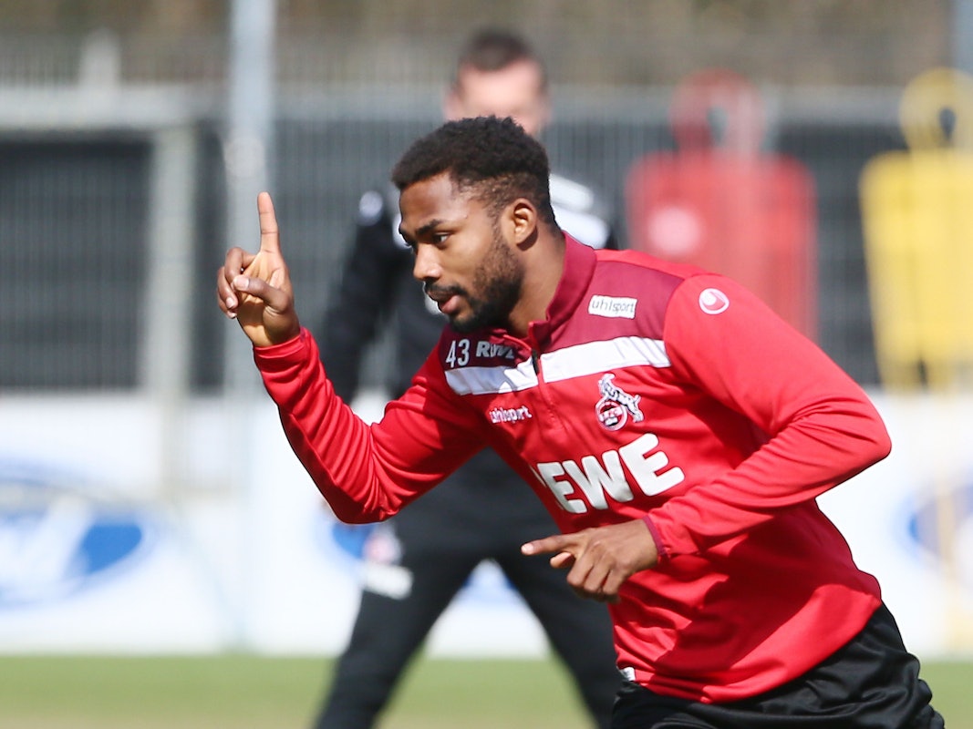 Emmanuel Dennis jubelt im Training.