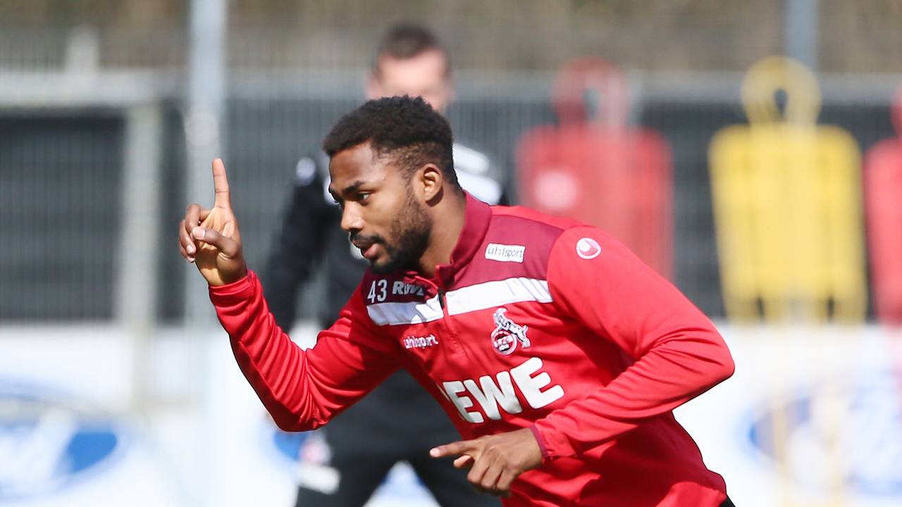 Emmanuel Dennis jubelt im Training.