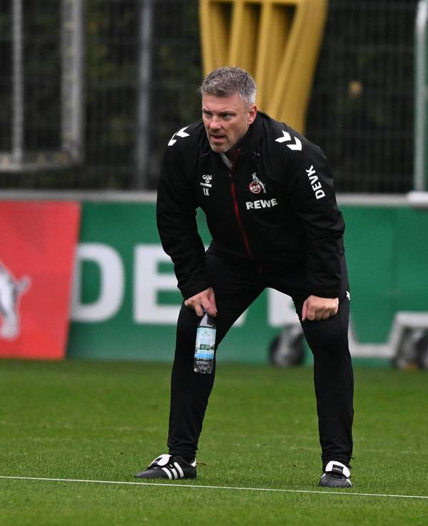 Lukas Kwasniok steht auf dem Trainingsplatz und stützt sich auf seinen Knien auf.