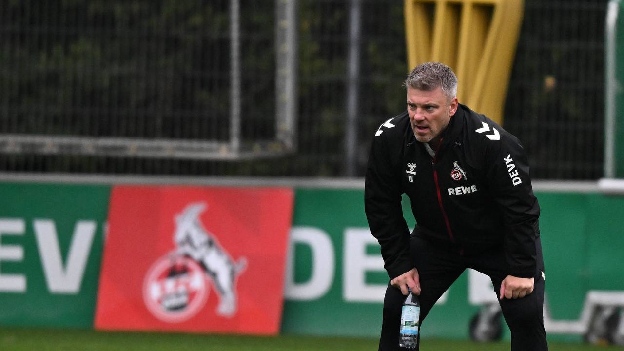 Lukas Kwasniok steht auf dem Trainingsplatz und stützt sich auf seinen Knien auf.