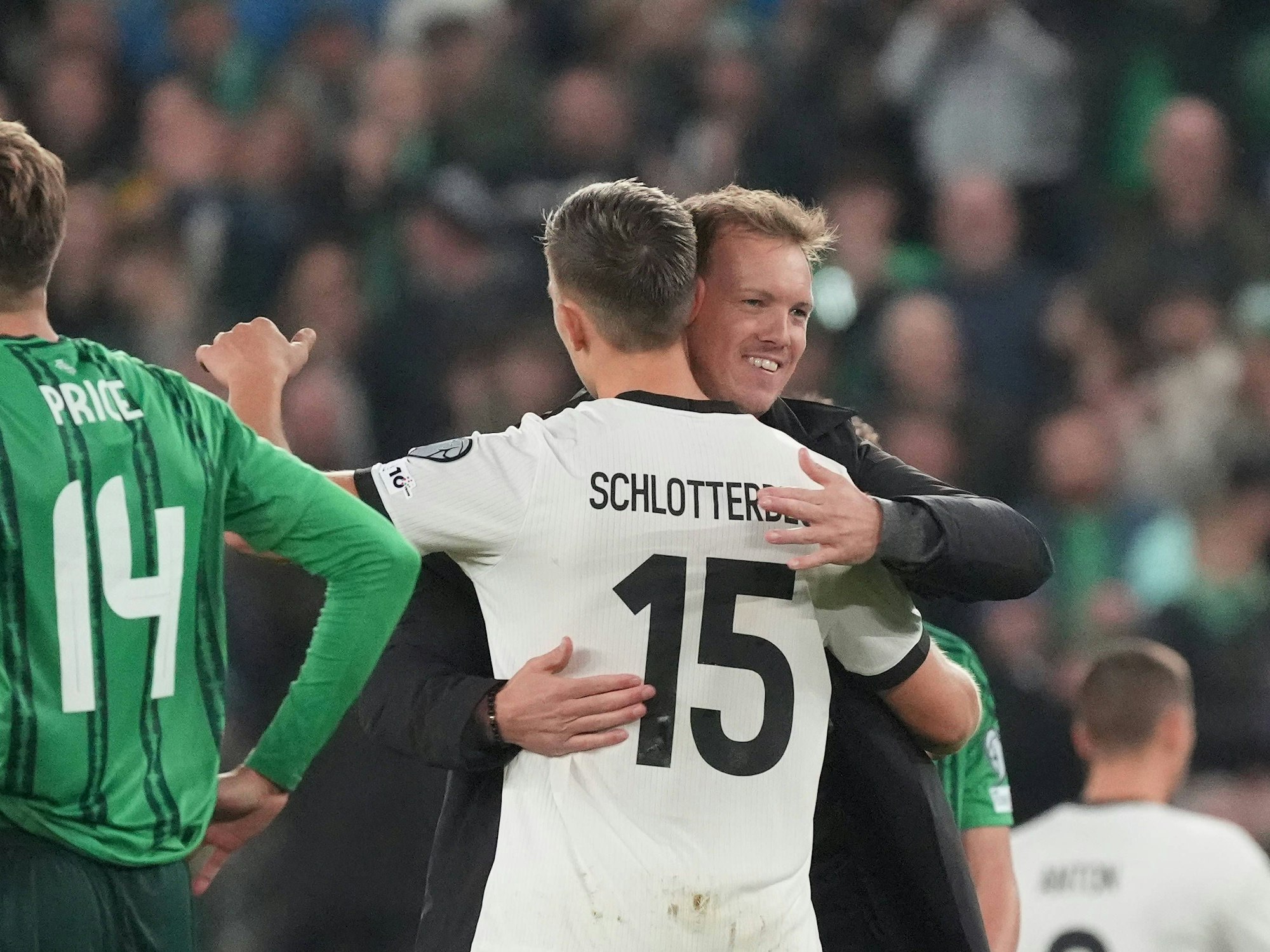 Bundestrainer Julian Nagelsmann umarmt Nico Schlotterbeck.