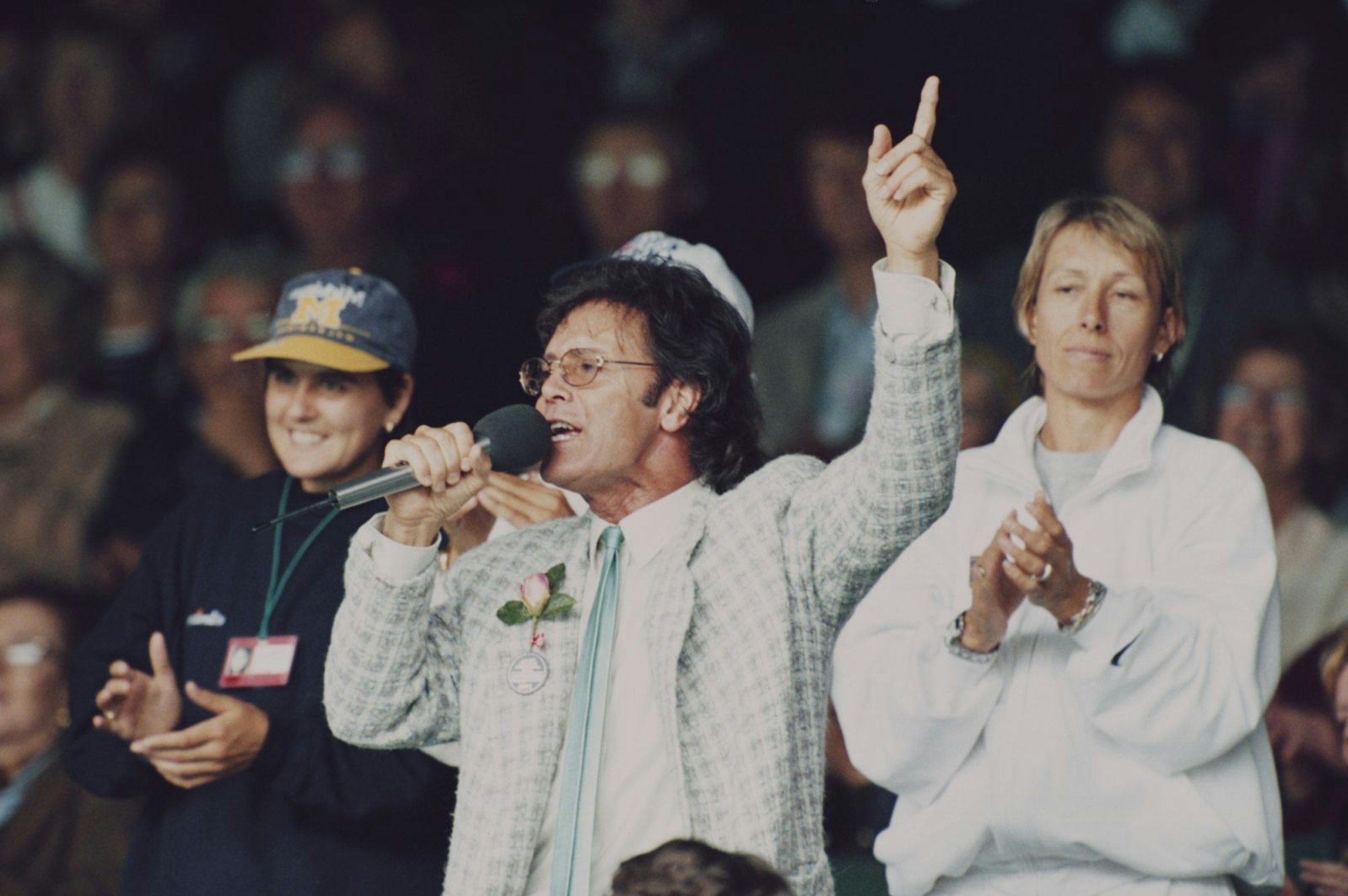 1996 musste das Wimbledon-Turnier wegen Regens pausiert werden. Cliff Richard überbrückte die Zeit mit einem Spontanauftritt - ganz ohne Begleitband. (Bild: 2016 Getty Images/Clive Brunskill)