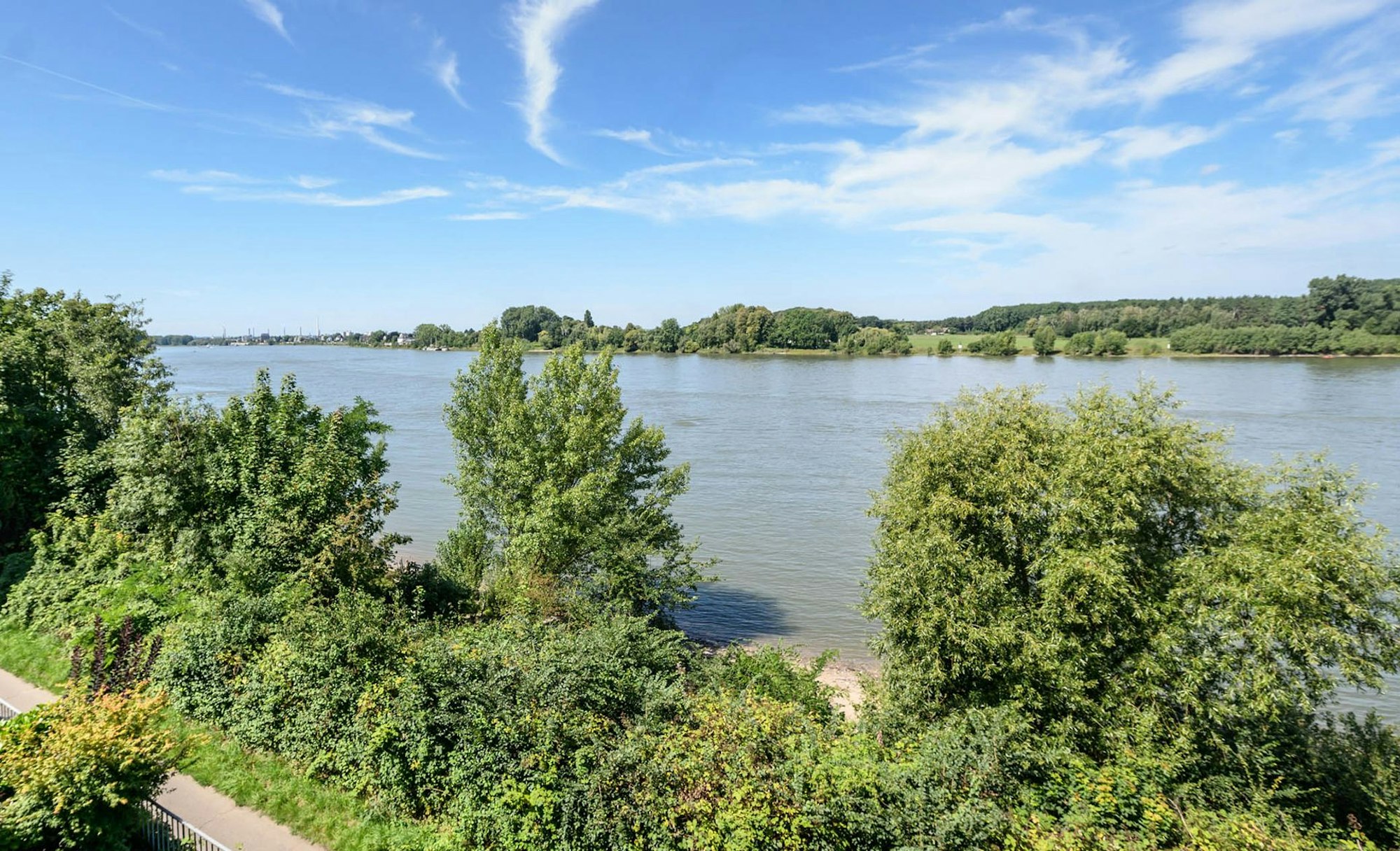 Die 4-Zimmer-Maisonette-Eigentumswohnung in Köln-Zündorf bietet einen herrlichen Ausblick auf
den Rhein.