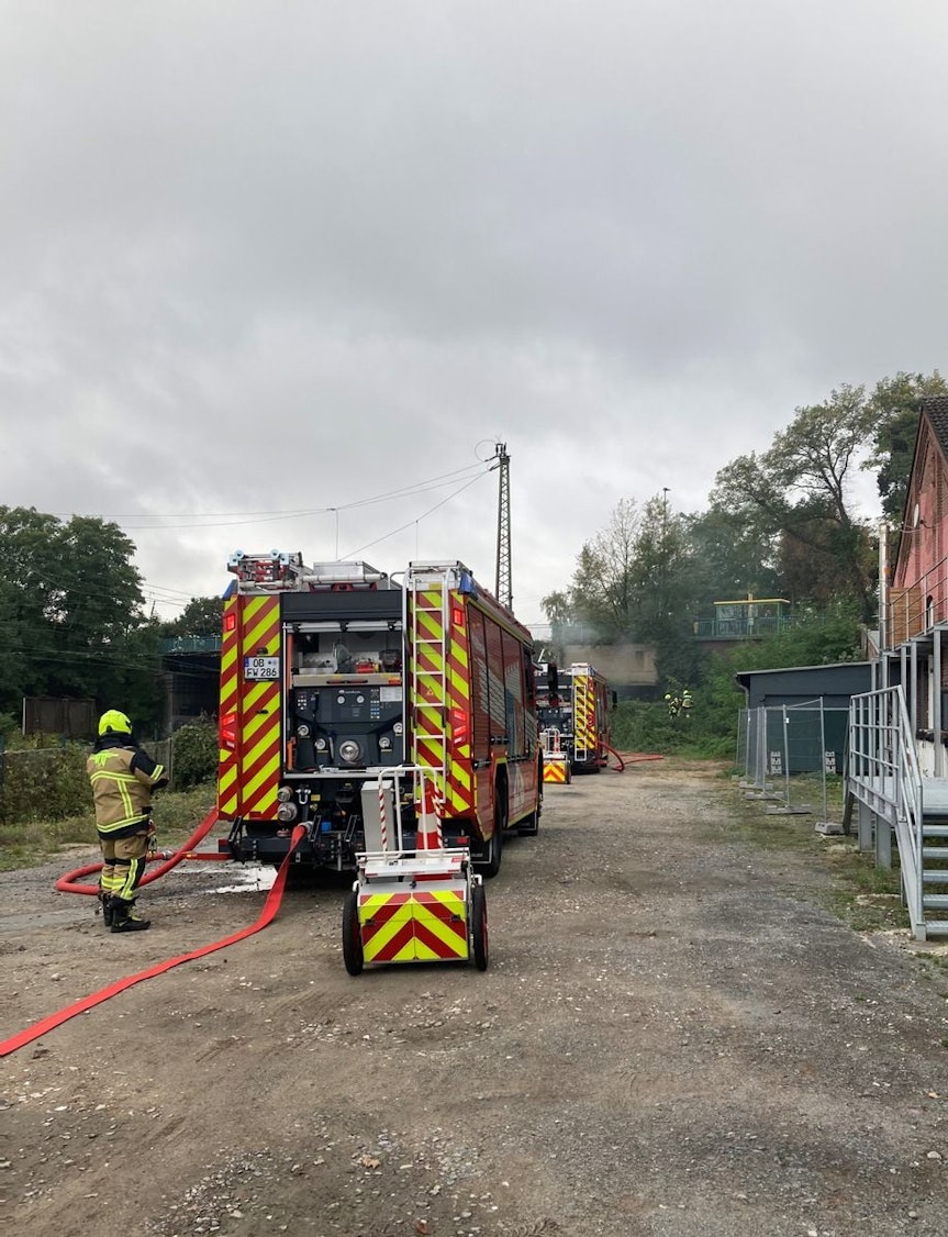 Feuerwehreinsatz unter einer Brücke in Oberhausen.