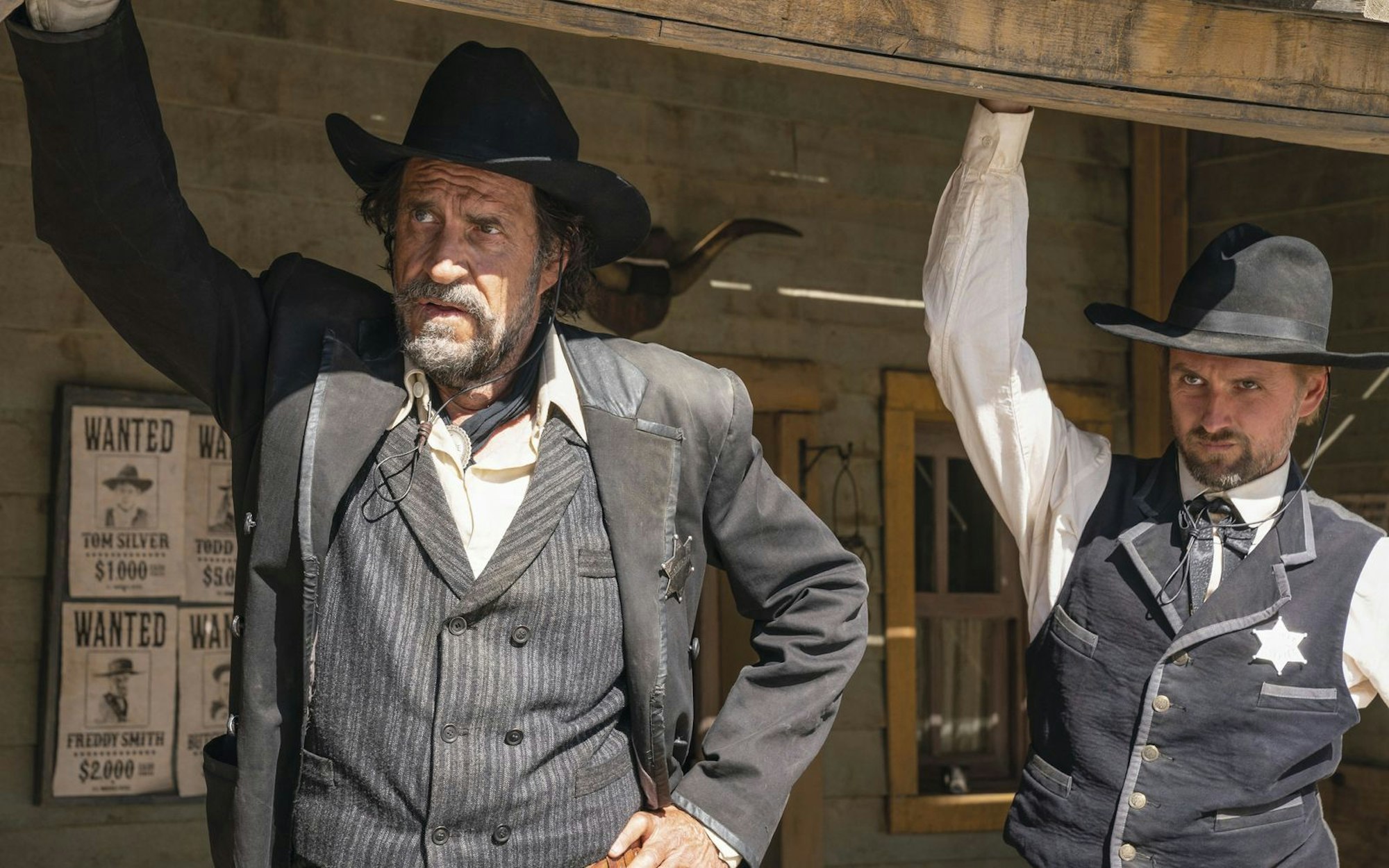 Auch fürs Kino durfte sich Helmfried von Lüttichau (links) kreativ austoben, etwa mit der Rolle des Sheriffs Watson im Western „Der junge Häuptling Winnetou“. (Bild: Leonine)