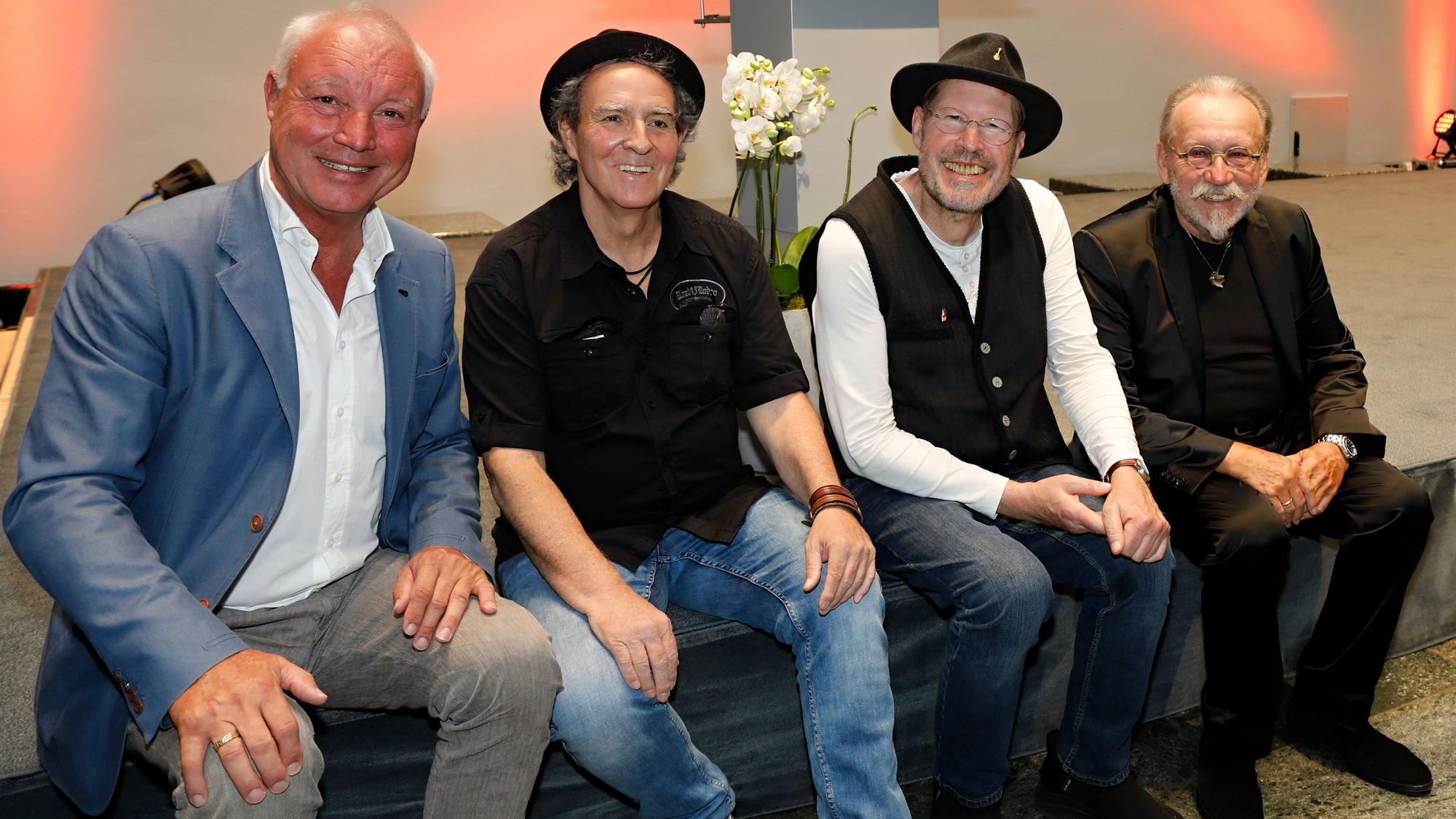 Peter Werner, Peter Horn, FM Willizil und Janus Fröhlich sitzen nebeneinander im Rathaus.