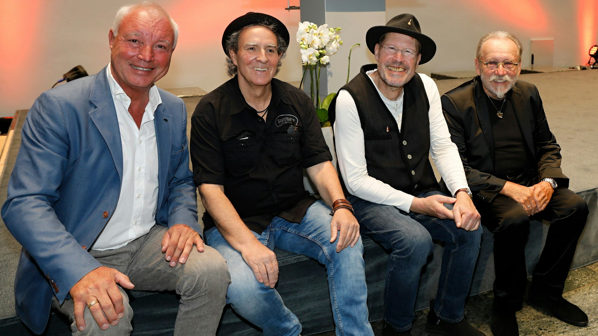 Peter Werner, Peter Horn, FM Willizil und Janus Fröhlich sitzen nebeneinander im Rathaus.