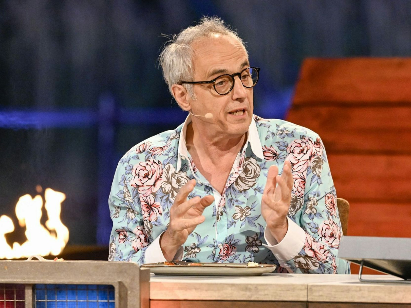 Christian Rach verabschiedet sich bei „Grill den Henssler“. (Bild: RTL / Markus Hertrich)