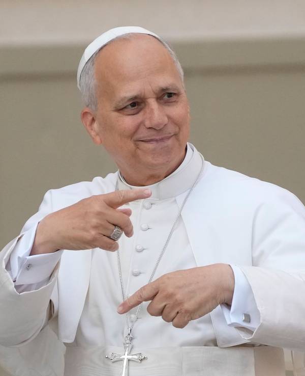 Papst Leo XIV. hält seine Hände übereinander.