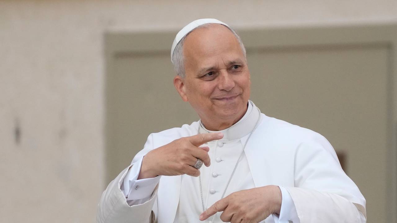 Papst Leo XIV. hält seine Hände übereinander.
