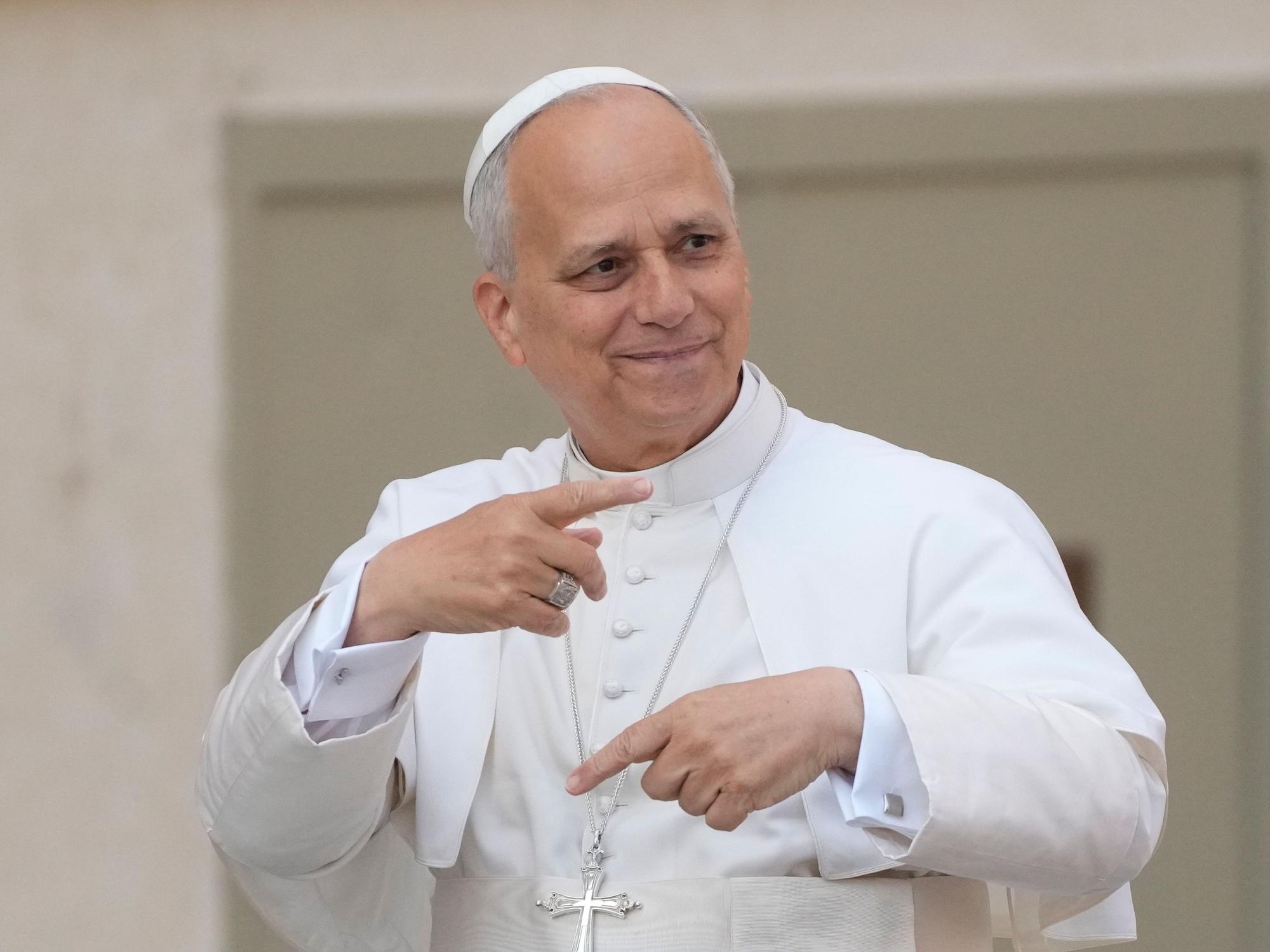 Papst Leo XIV. hält seine Hände übereinander.