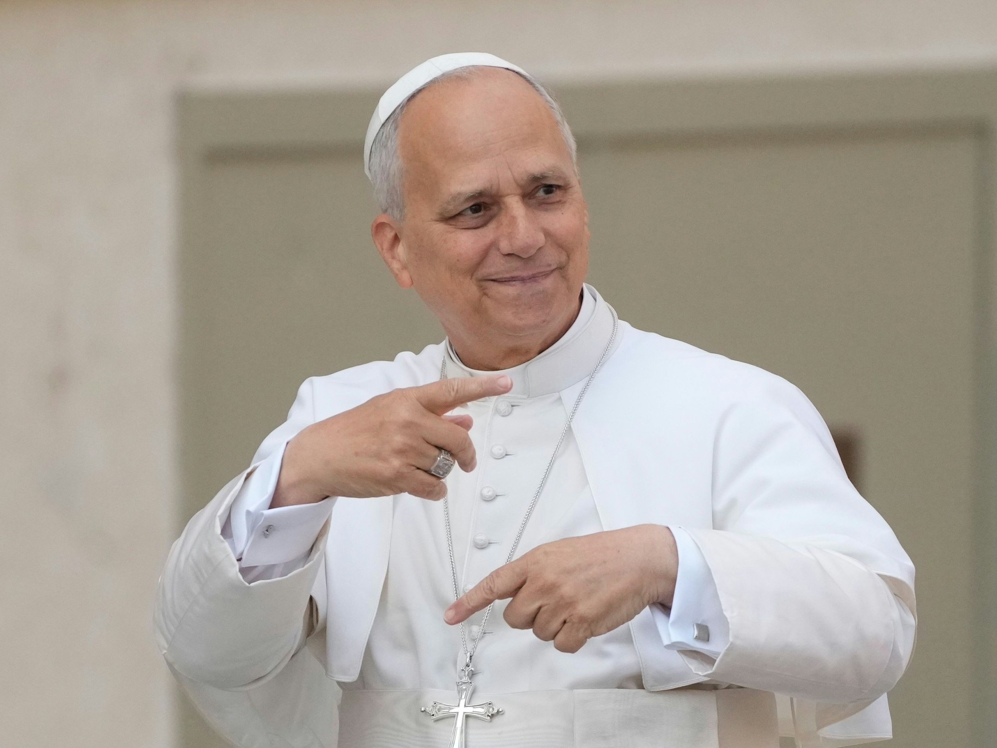 Papst Leo XIV. hält seine Hände übereinander.