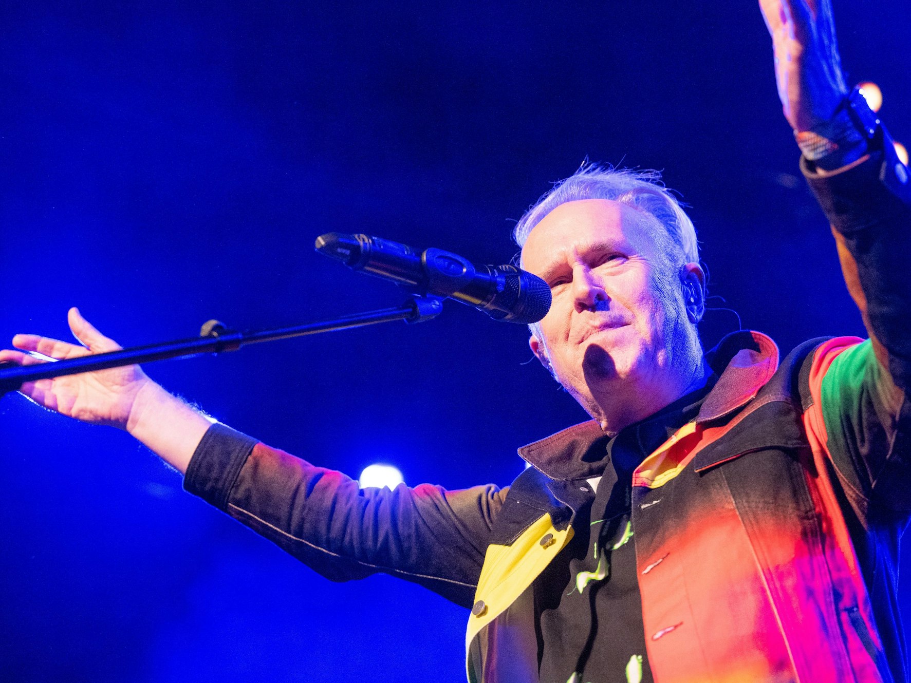 Der Musiker Howard Jones gibt ein Konzert in der Kantine.