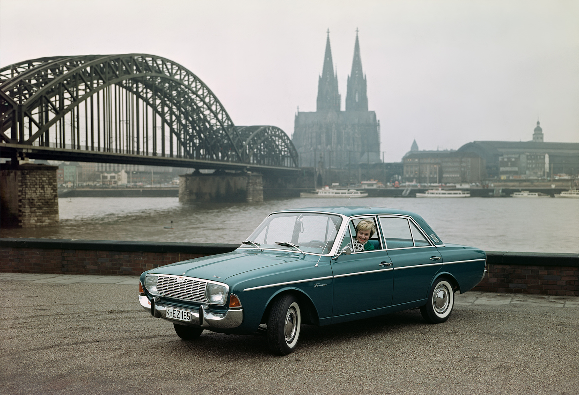 Ein Ford Taunus mit Rheinpanorama und Domblick