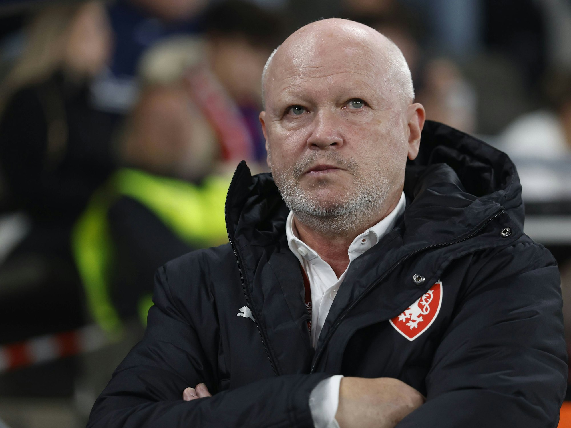 Ivan Hasek steht nachdenklich am Spielfeldrand.