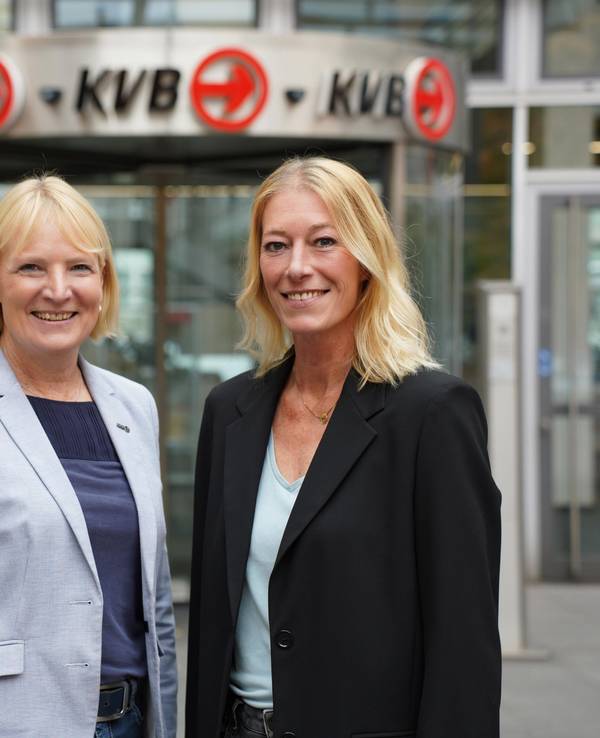 Stefanie Haaks und Sandra Rosenthal vor der KVB