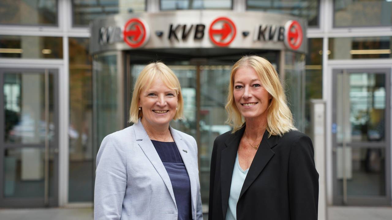 Stefanie Haaks und Sandra Rosenthal vor der KVB