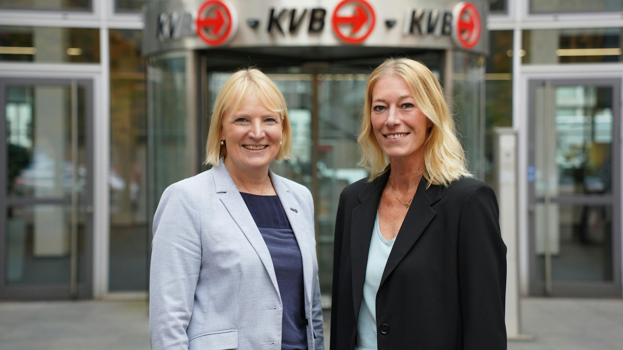 Stefanie Haaks und Sandra Rosenthal vor der KVB