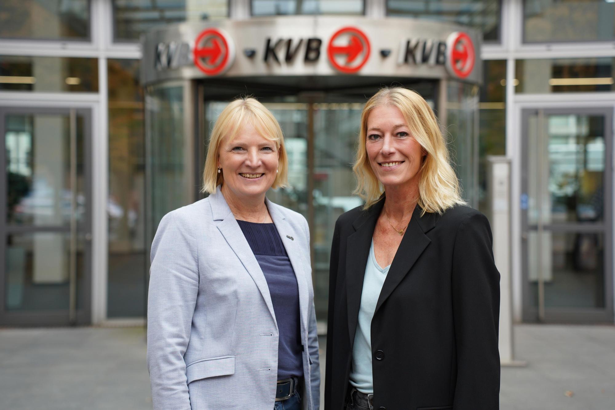 KVB-Chefin Stefanie Haaks und Sandra Rosenthal vor der Zentrale.