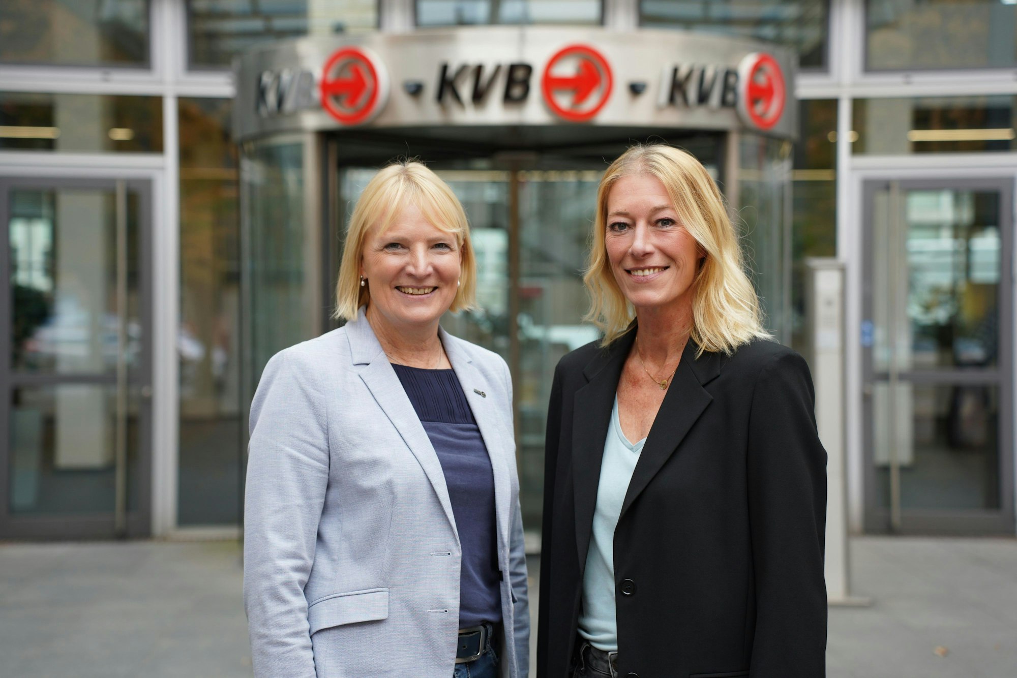 KVB-Chefin Stefanie Haaks und Sandra Rosenthal vor der Zentrale.