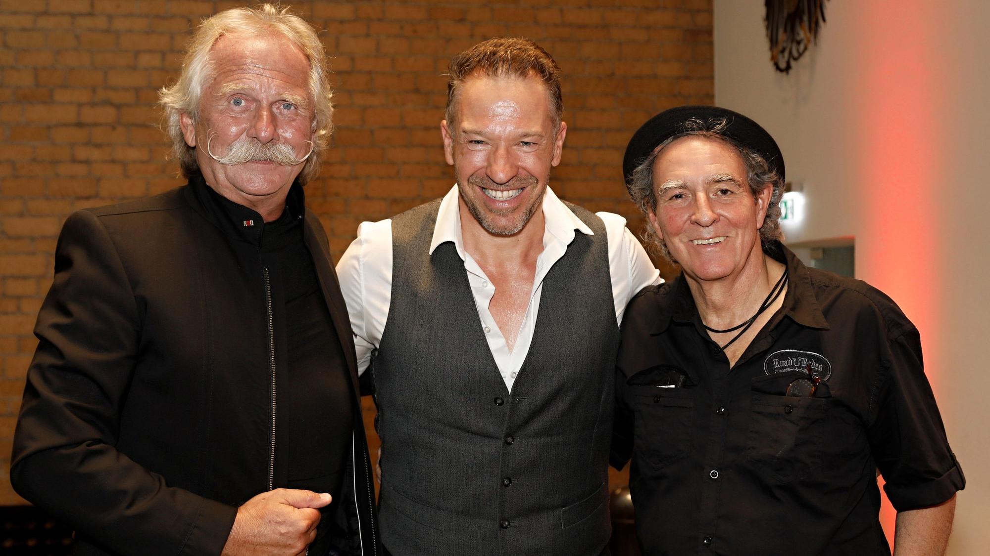 Henning Krautmacher, Patrick Lück und Peter Horn stehen zusammen.