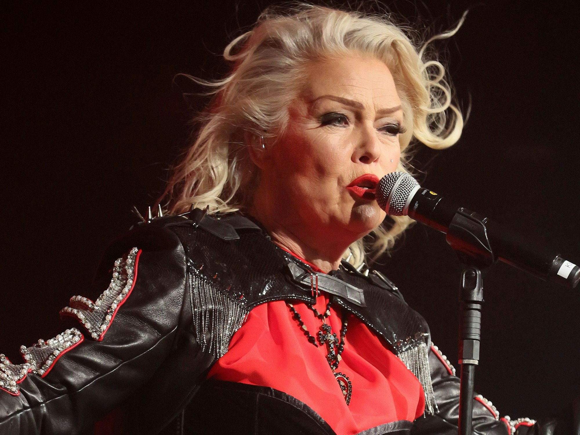 Kim Wilde beim Konzert auf der Bühne.