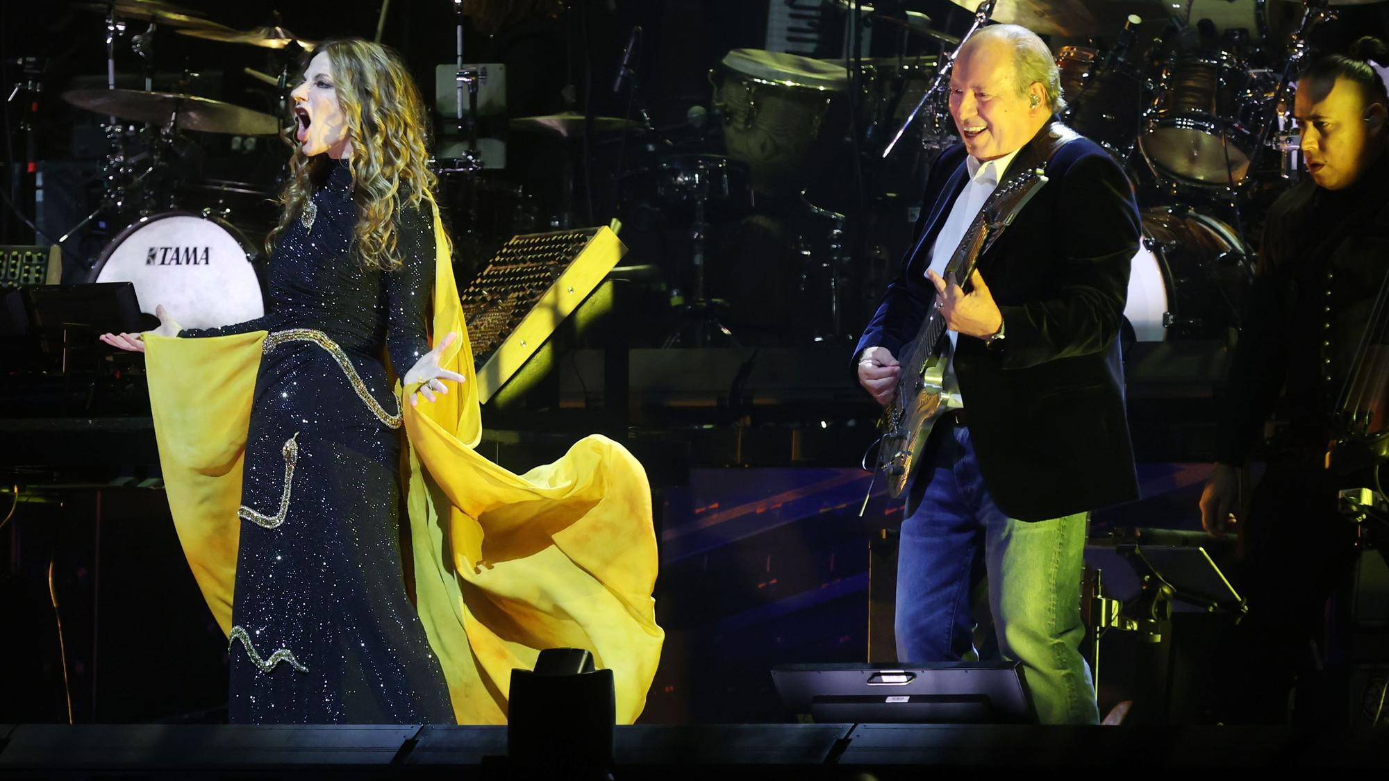Hans Zimmer steht mit Loire Cotler auf der Bühne in der Lanxess-Arena.