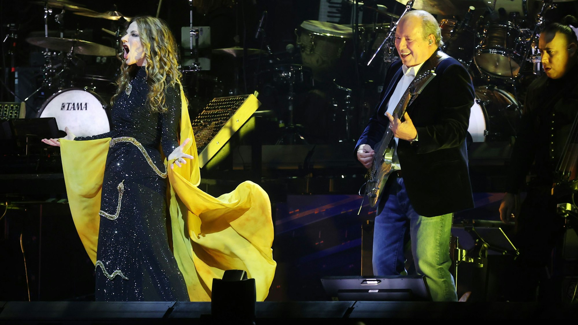 Hans Zimmer steht mit Loire Cotler auf der Bühne in der Lanxess-Arena.