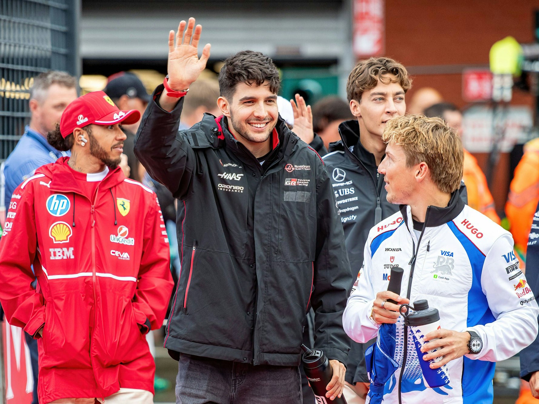 Esteban Ocon (M.) winkt in Richtung Fans.