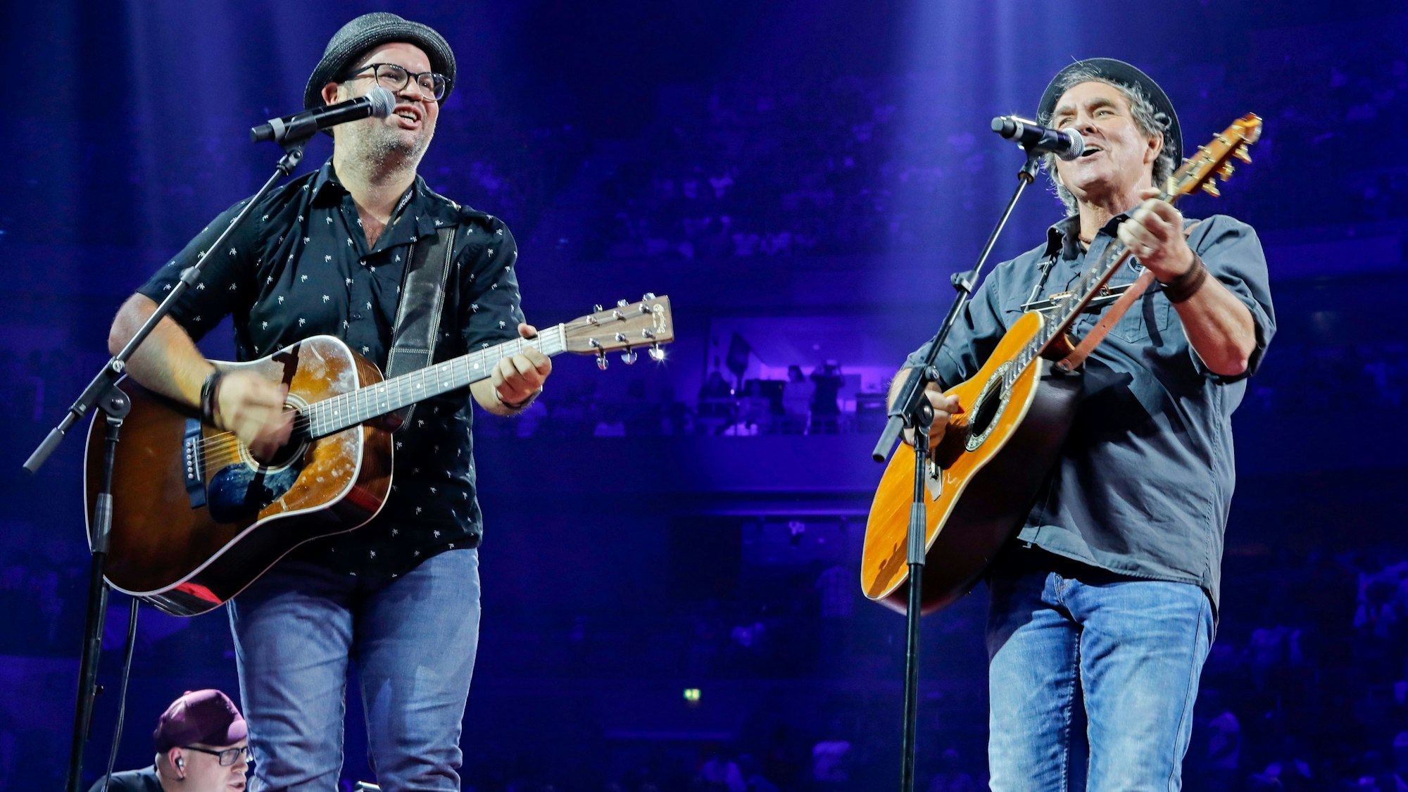 Björn Heuser singt mit Peter Horn zusammen auf der Bühne.