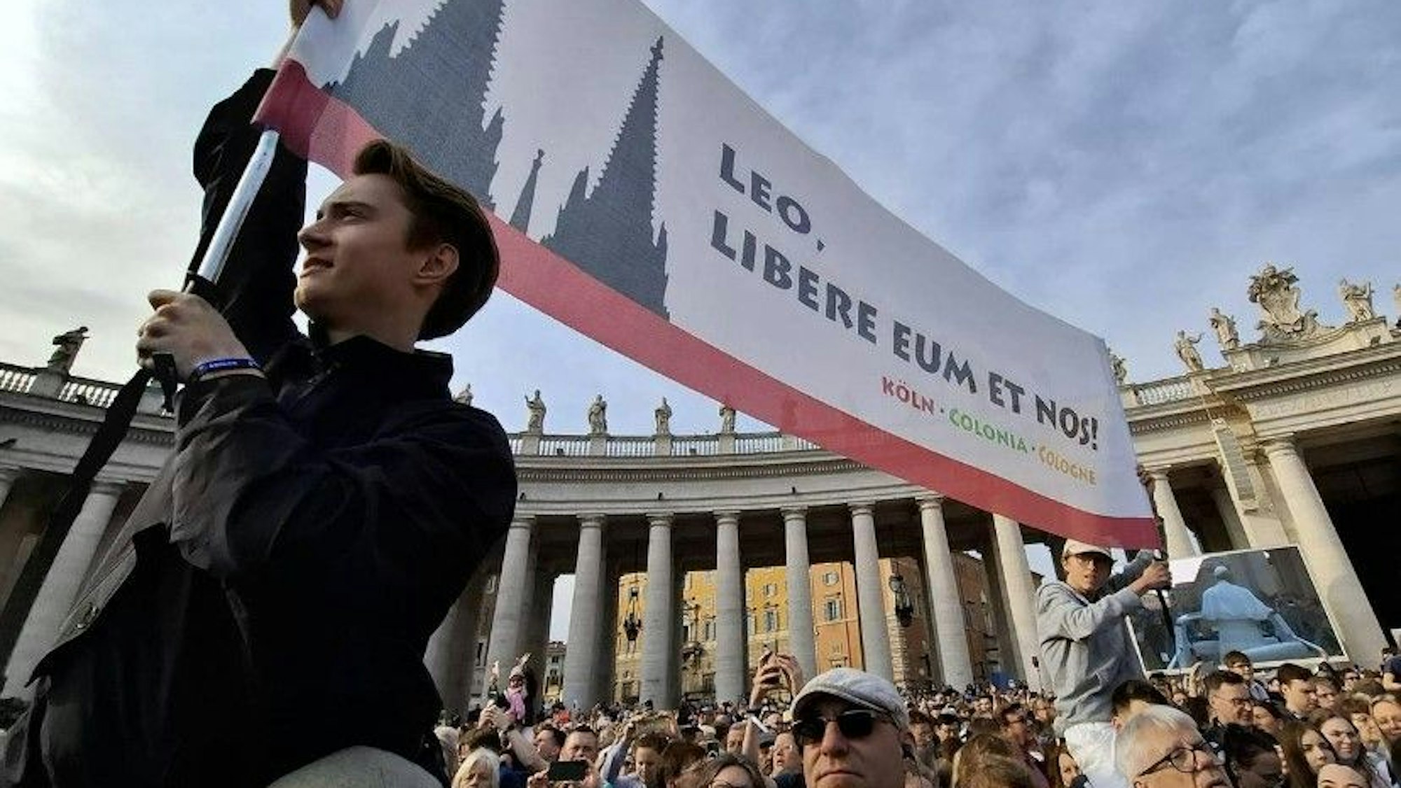 Kölner Messdienerinnen und Messdiener protestieren am 15. Oktober 2025 auf dem Petersplatz in Rom gegen Kardinal Woelki