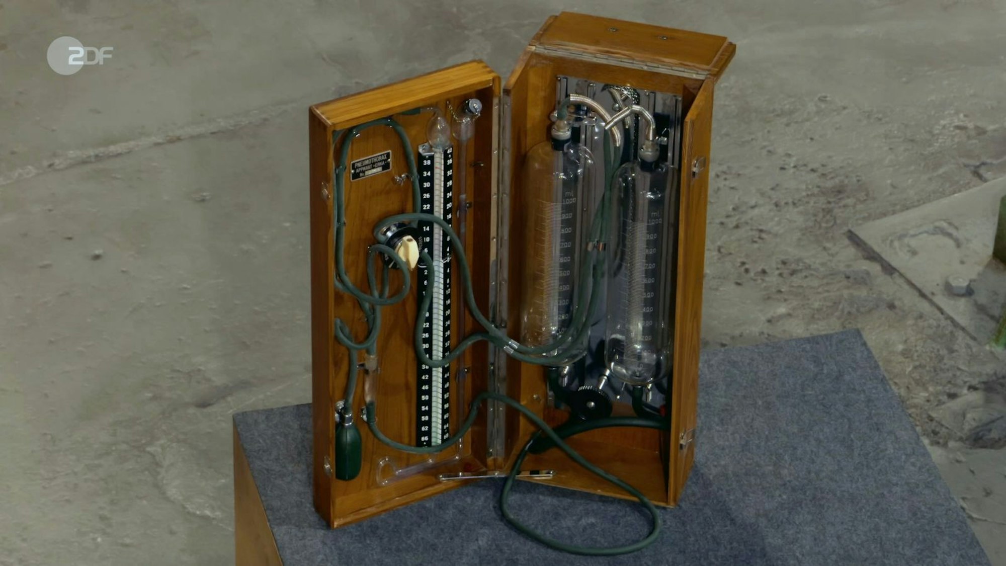 Ein altes, medizinisches Lungen-Gerät „Pneumothorax“ datierte Sven Deutschmanek in den 1930er Jahren. Der Wunschpreis lag bei 100 bis 150 Euro. Genauso hoch taxierte auch der Experte. Händler David Suppes zahlte schließlich 100 Euro. (Bild: ZDF)