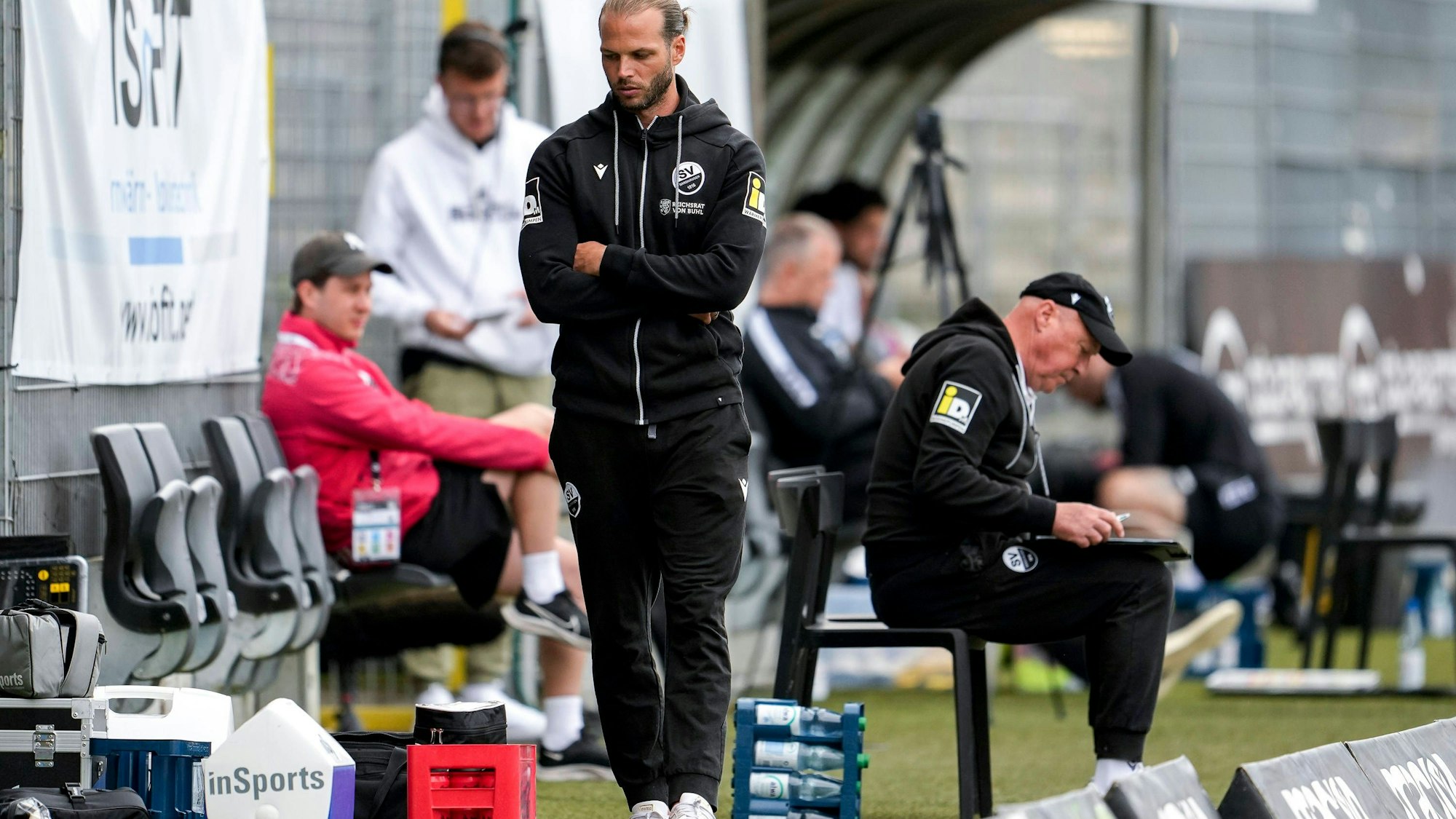 Dennis Diekmeier steht nachdenklich am Spielfeldrand.