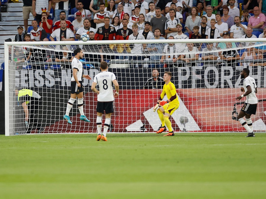 Emre Can klärt vor den Augen von Torwart Marc-André ter Stegen einen Ball per Kopf.