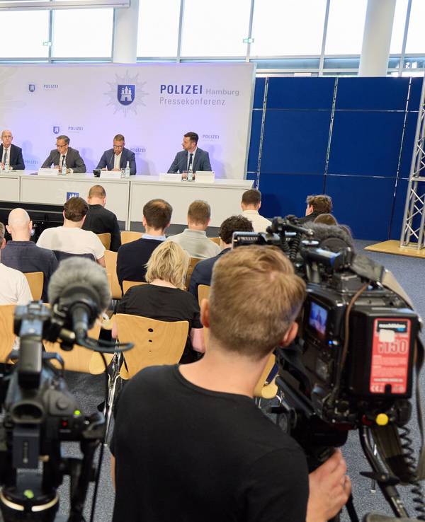 Pressekonferenz mit zahlreichen Journalisten, Journalistinnen und Fernseh-Teams.