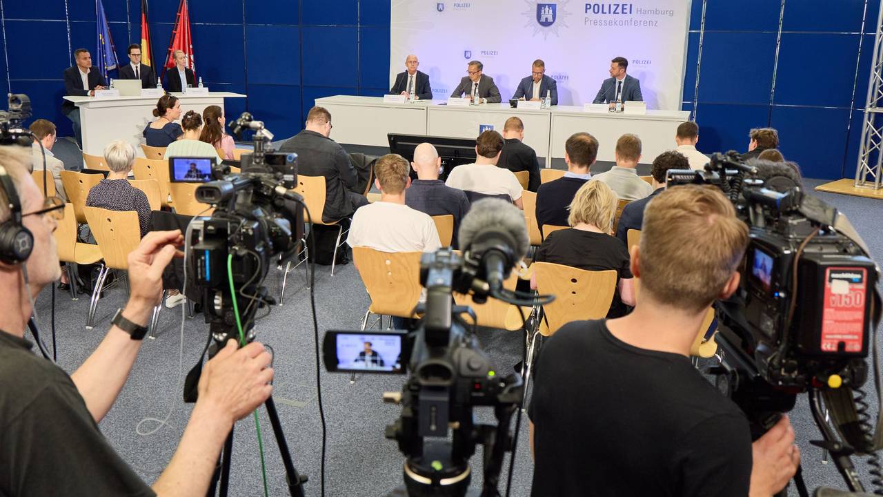 Pressekonferenz mit zahlreichen Journalisten, Journalistinnen und Fernseh-Teams.