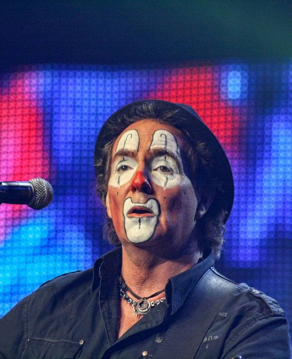 Peter Horn mit Clowngesicht auf der Bühne.