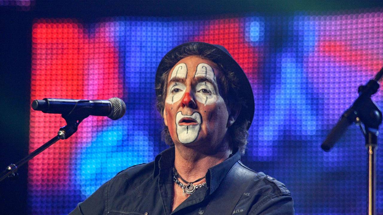 Peter Horn mit Clowngesicht auf der Bühne.