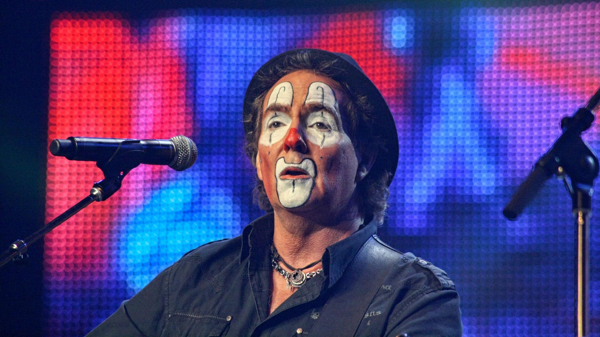 Peter Horn mit Clowngesicht auf der Bühne.