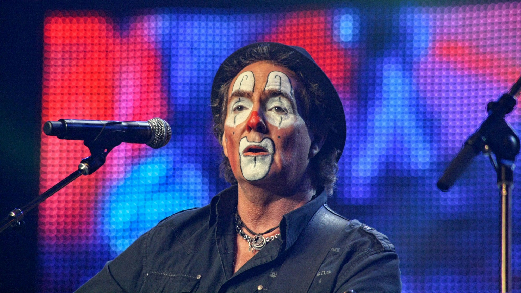 Peter Horn mit Clowngesicht auf der Bühne.