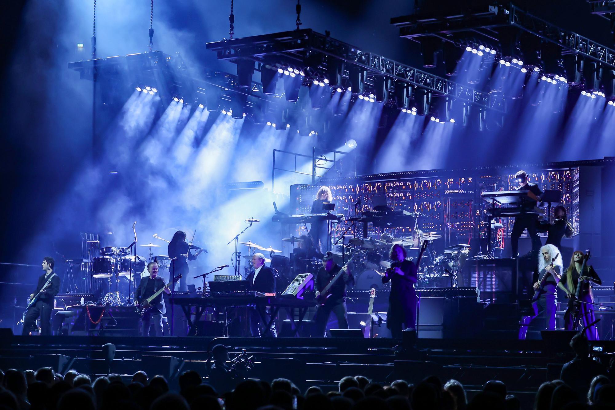 Hans Zimmer (hier bei dem „The Next Level“-Tourauftakt in Köln am 14. Oktober) musste sein Konzert in Düsseldorf abbrechen. Weitere Auftritte in Frankfurt am Main und Mannheim mussten ebenfalls abgesagt werden.