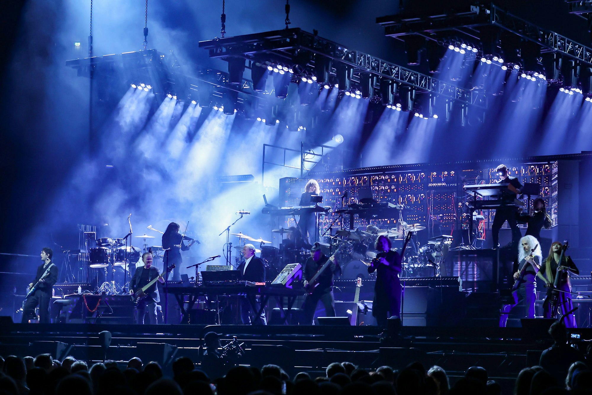 Hans Zimmer (hier bei dem „The Next Level“-Tourauftakt in Köln am 14. Oktober) musste sein Konzert in Düsseldorf abbrechen. Weitere Auftritte in Frankfurt am Main und Mannheim mussten ebenfalls abgesagt werden.