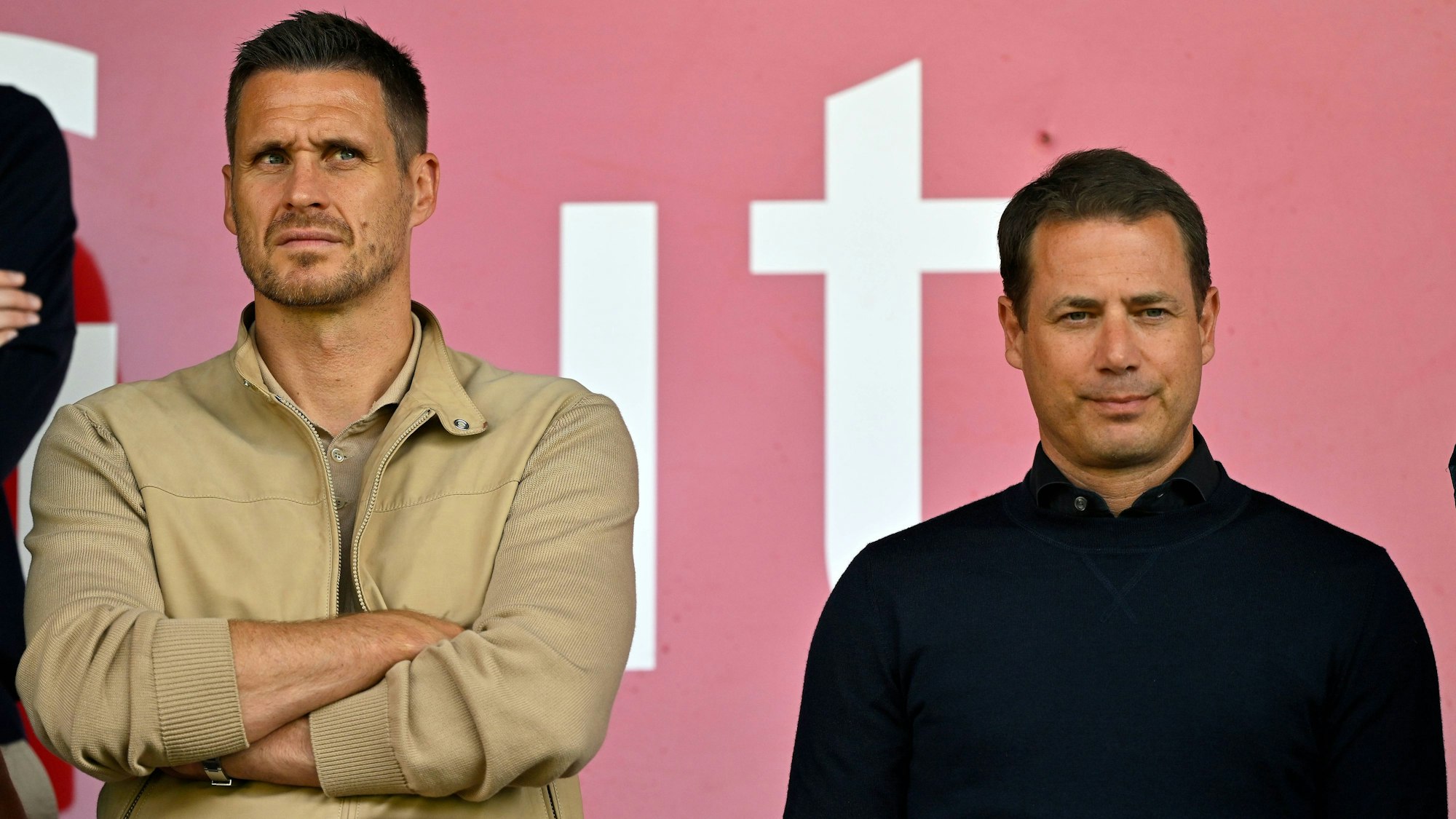 Dortmunds Sportdirektor Sebastian Kehl (l.) und Sport-Geschäftsführer Lars Ricken stehen auf der Tribüne.