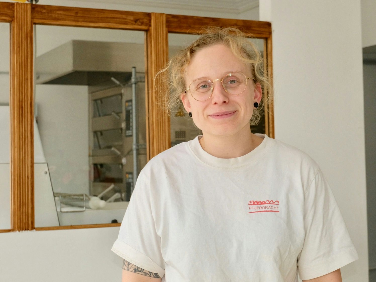 Ricarda Frank steht in ihrer neu eröffneten Bäckerei an der Berrenrather Straße.