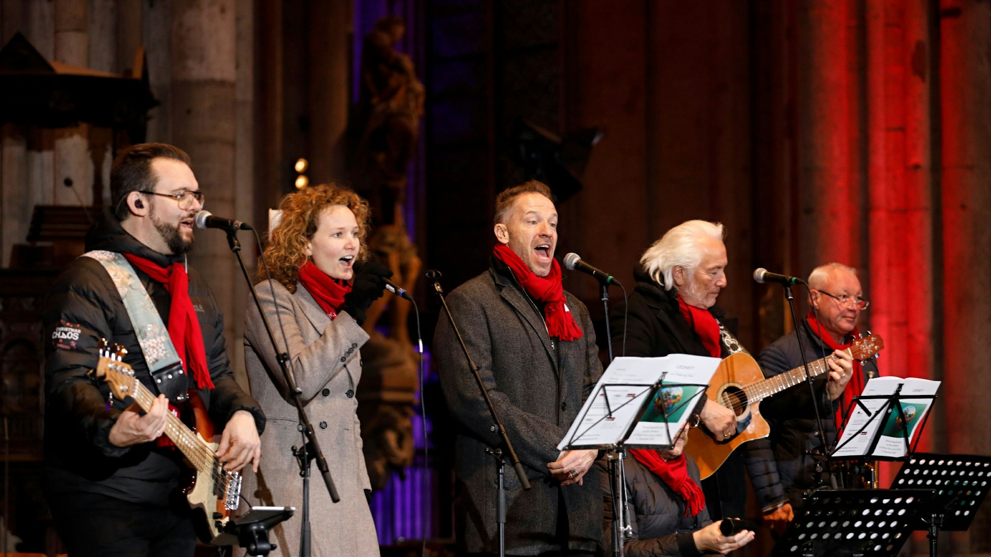 Die Höhner spielen im Kölner Dom.