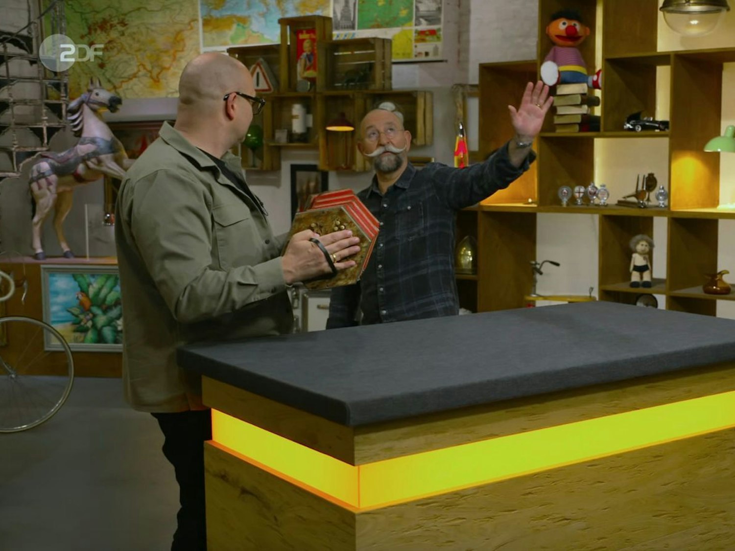 In der Mittwochsausgabe der ZDF-Trödelshow „Bares für Rares“ brachte eine alte Quetschkommode Horst Lichter an den Rand der Verzweiflung: „Ich brauche Hilfe.“ Nachdem sich auch die Expertise schwierig gestaltete, sorgte immerhin ein musikalischer Händler für eine gelungene Überraschung am Ende: „Bravo.“ (Bild: ZDF)