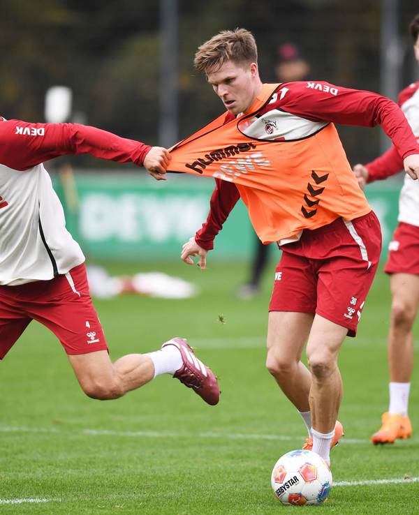 Timo Hübers zieht Marius Bülter im Trainings am Leibchen.